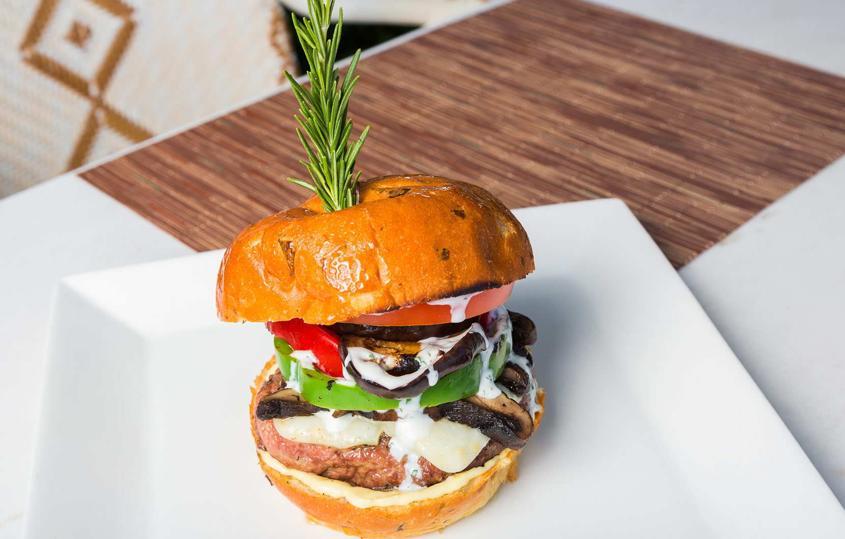Esta robusta hamburguesa de cordero del chef Raúl le dio un giro mediterráneo a la competencia.