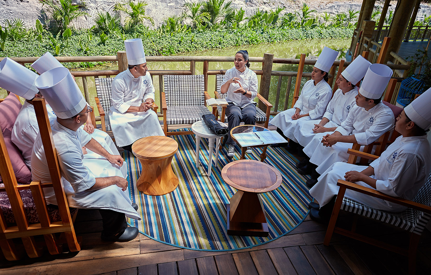 La Chef Ixchel se reúne con los chefs de Vidanta para conversar sobre su visión.