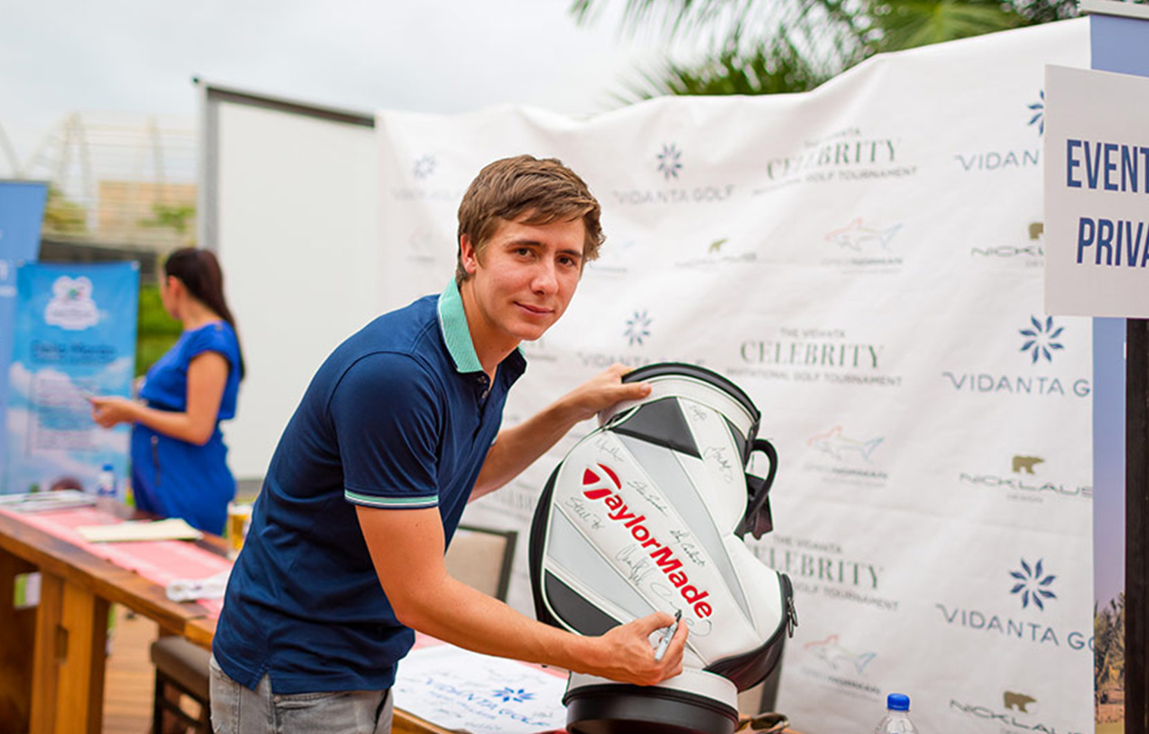 El embajador de Vidanta Golf, Carlos Ortiz, firmando autógrafos para sus fans. 