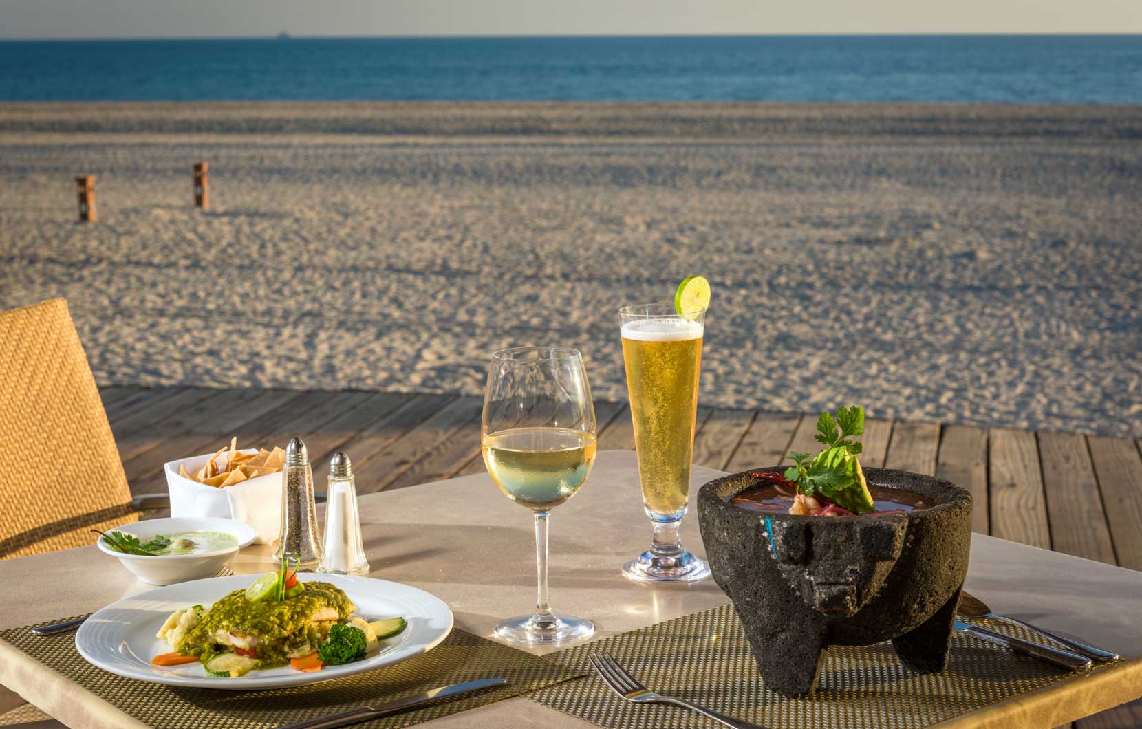 El ceviche del restaurante Balché se sirve en un molcajete con forma de cerdo a un costado de la playa.