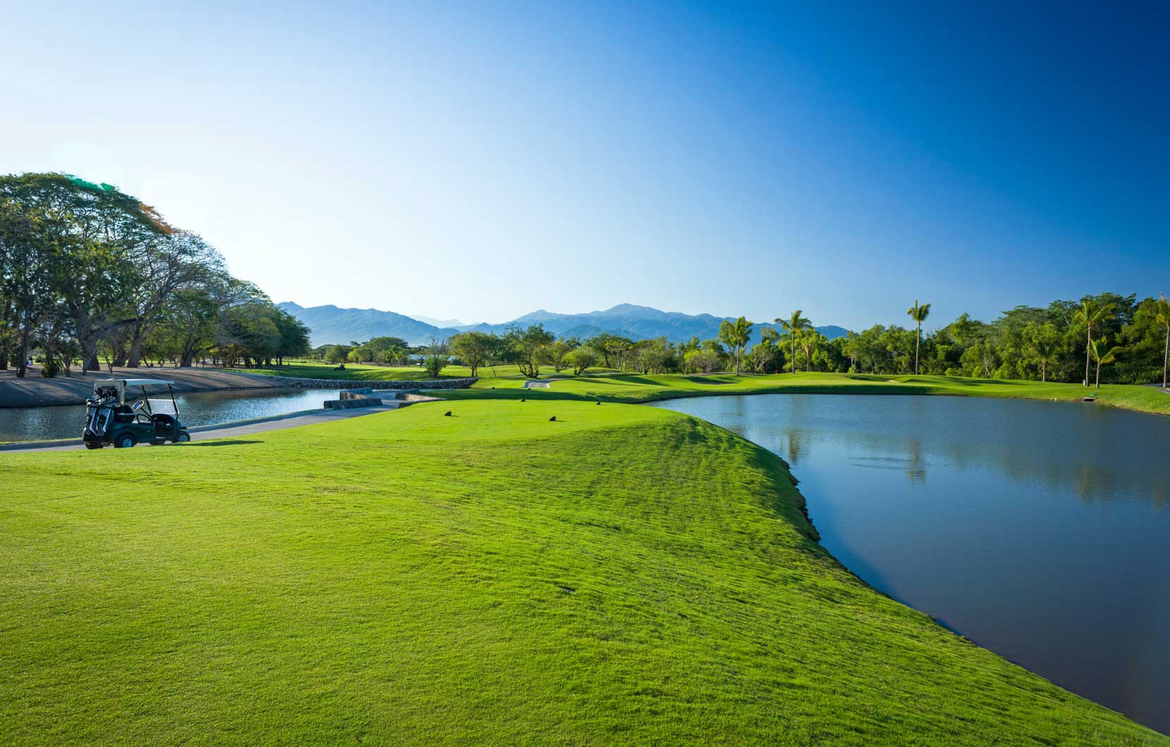 Jugadores de golf disfrutan de la vista de la Sierra Tomás durante un hermoso día en Nuevo Vallarta