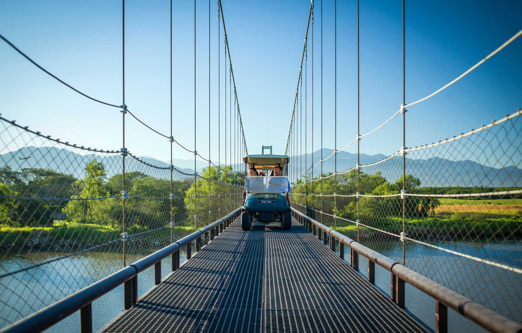 El puente fue diseñado para permitir el paso de un solo carrito, lo cual le garantiza vistas maravillosas.
