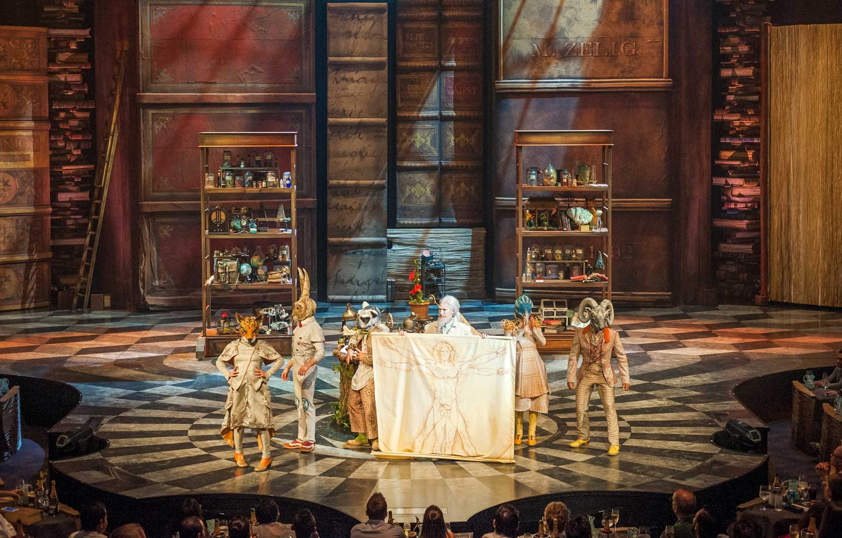 Zelig y sus sirvientes examinan a la audiencia en JOYÀ de Cirque du Soleil.