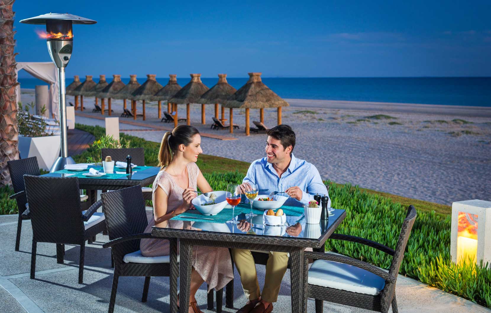 Los huéspedes de Vidanta Puerto Peñasco pueden sentarse en la terraza de Ola Mulata para disfrutar de una gran cena y de una hermosa vista de la playa.