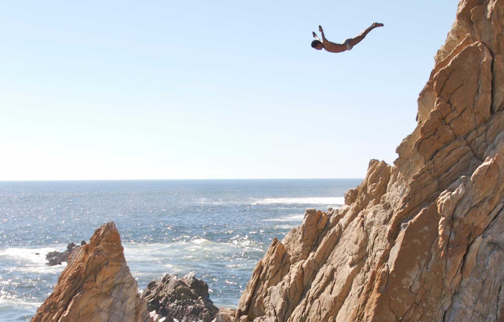 Even more incredible than the ocean are the famous Acapulco cliff jumpers that dive into it. 