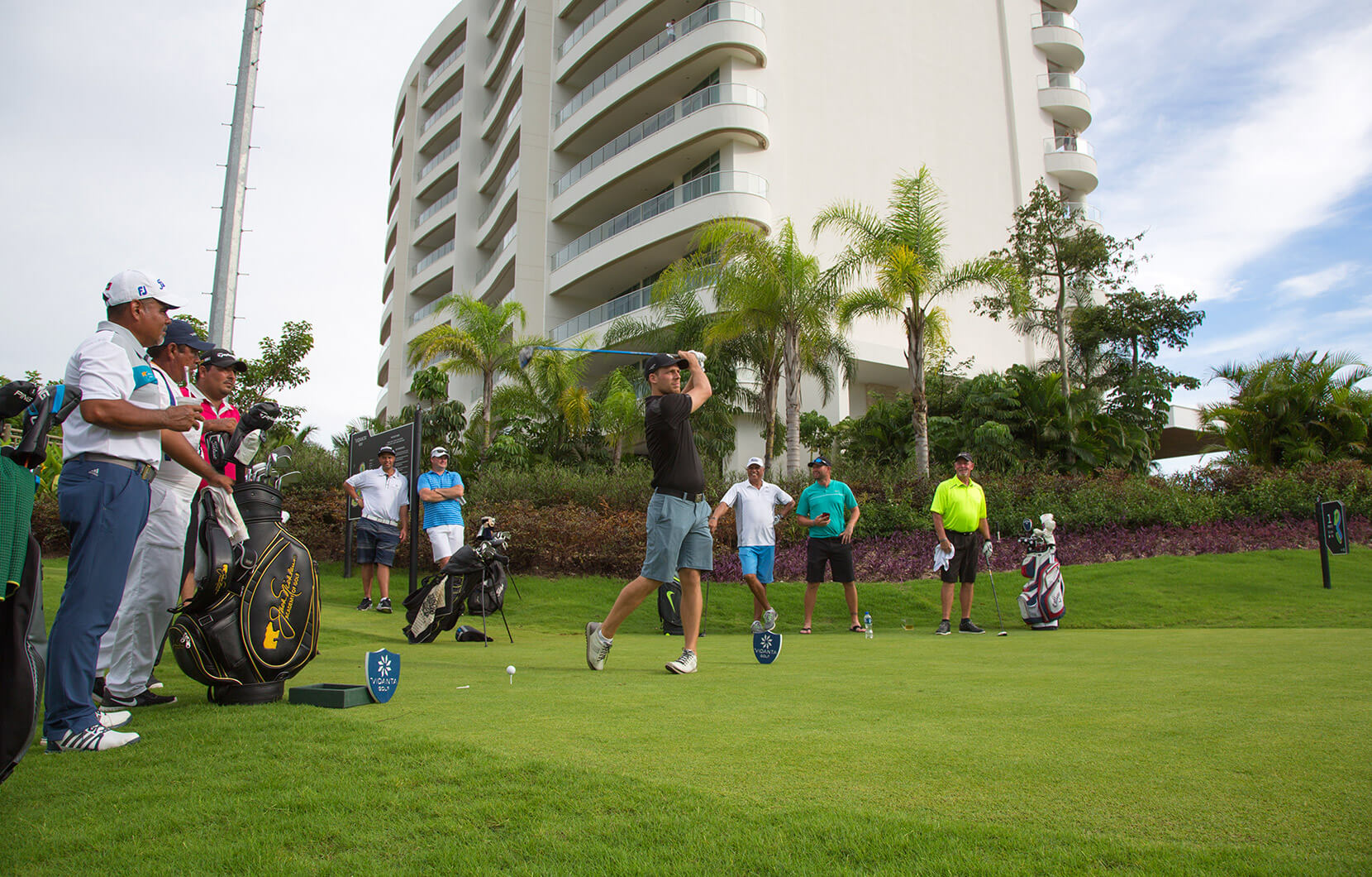 Con las torres de Grand Luxxe enmarcando la vista, un golfista prueba el nuevo diseño.